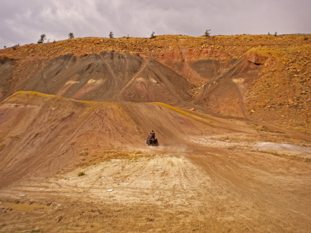 在一辆土质沙滩车上赛车图片下载