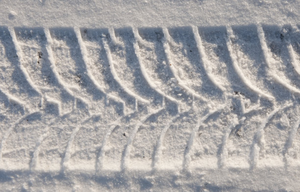 雪上的汽车轮胎印图片下载