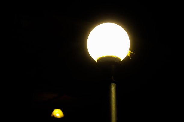 路灯柱子在公园的夜晚，黑夜的背景图片下载