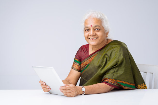 女人与平板电脑图片下载