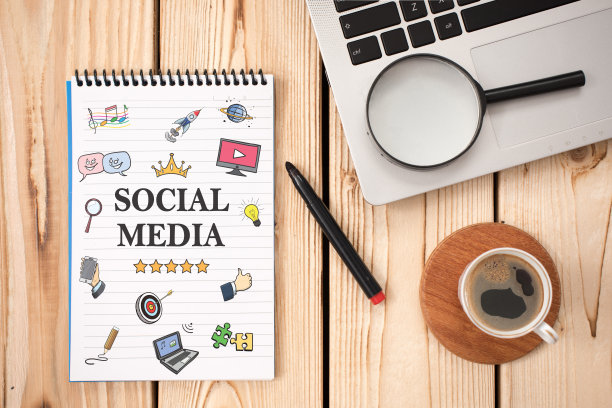 社交媒体概念办公桌上的各种涂鸦图标图片下载