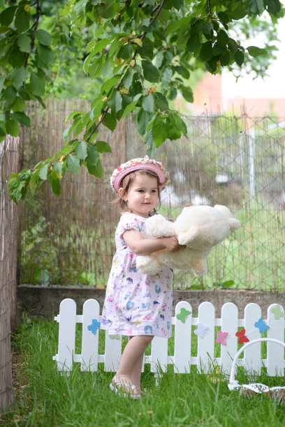 小女孩和泰迪熊的肖像图片下载