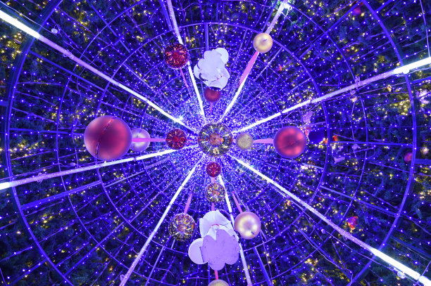 圣诞球和蓝色散焦空间图片下载