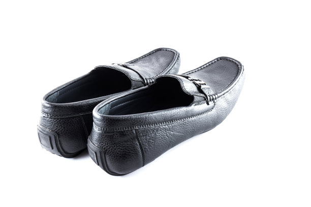 一双黑色男性经典鞋在白色的背景图片下载