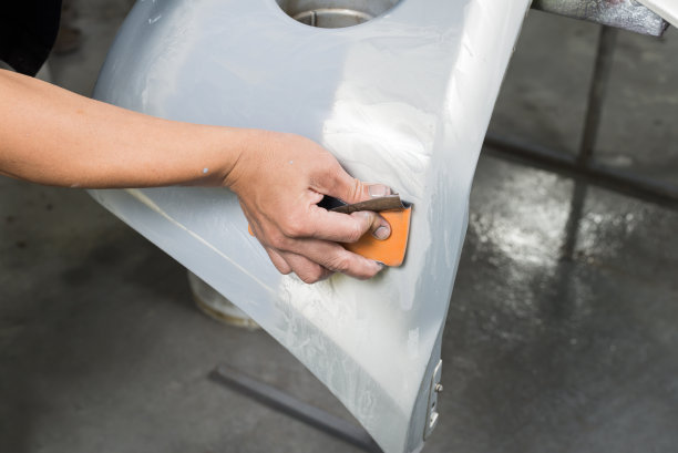 汽车车身维修系列:砂光保险杠图片下载