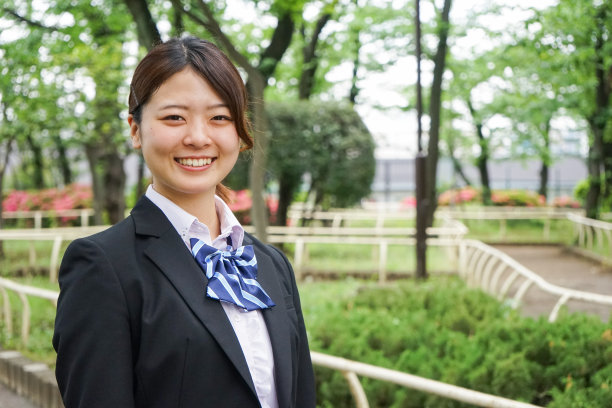 穿着制服微笑的学生素材图片