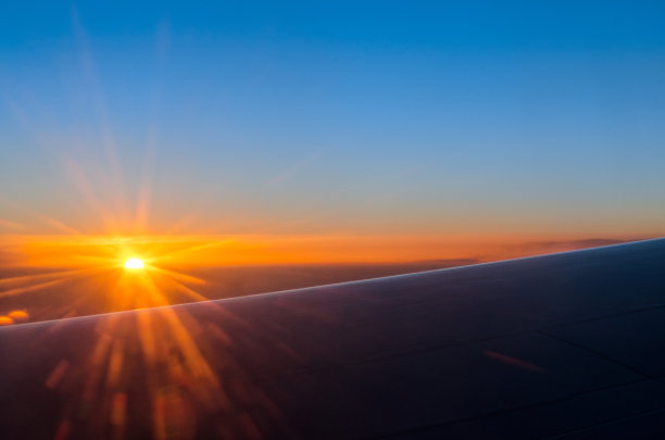 从飞机上看日落。图片下载