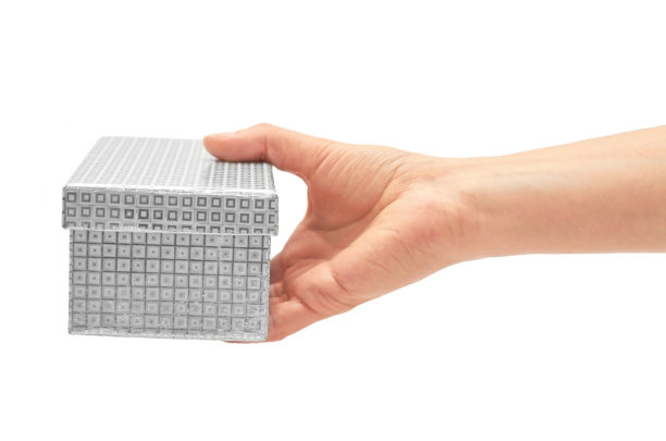 女性手里拿着白色的小圆圈礼盒。在白色背景上隔离图片下载