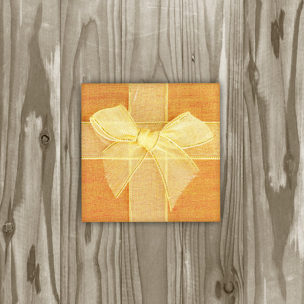 礼盒与金丝带与蝴蝶结在复古木制背景图片下载