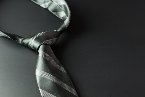 深色背景上的领带图片下载