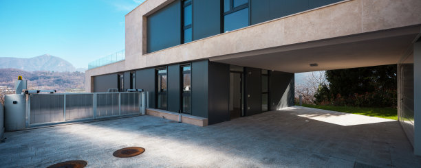 进入一个现代的别墅，浅蓝色的天空图片下载