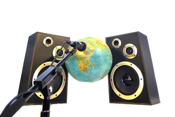 音箱，麦克风，白底地球仪图片下载