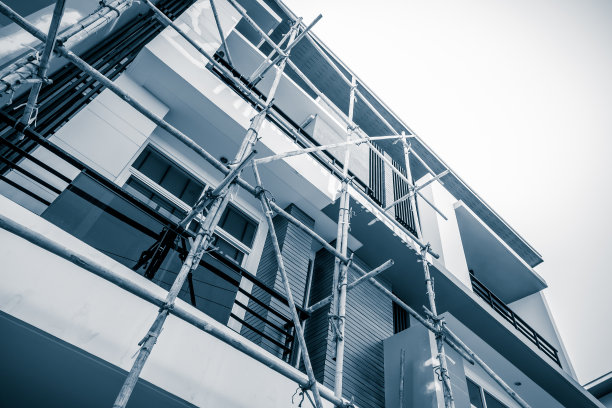 外墙脚手架粉刷施工。墙壁翻新和修复图片下载