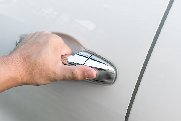 用手关上车门图片下载