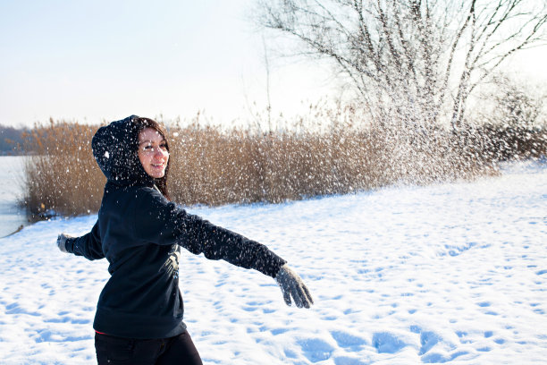 女孩在冬湖玩图片下载