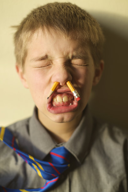 年轻的学生被铅笔戳鼻孔图片下载