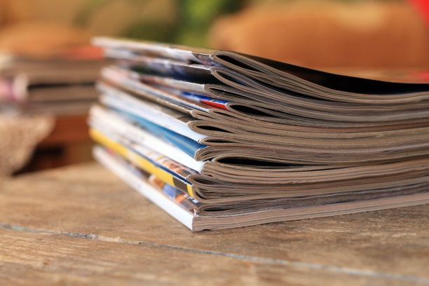 木桌上放着杂志图片下载