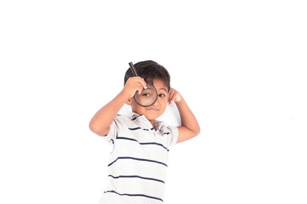可爱的亚洲小男孩玩放大镜图片下载