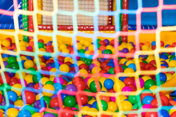 彩色的球在网后面。图片下载