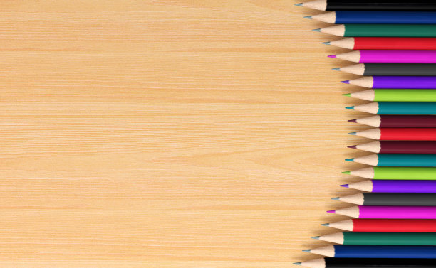 彩色铅笔在木板上图片下载