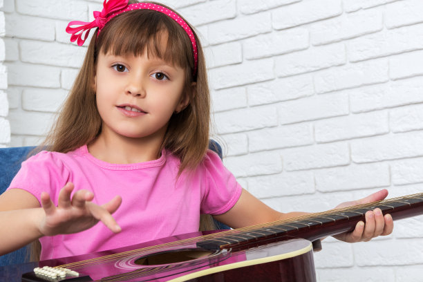 小女孩在弹吉他图片下载