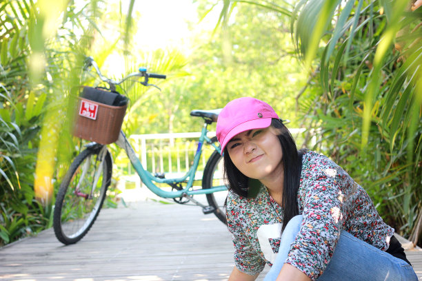 亚洲妇女从骑自行车休息图片下载