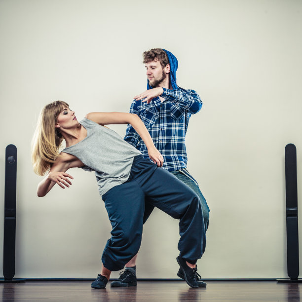 一对年轻男女跳着嘻哈舞素材图片