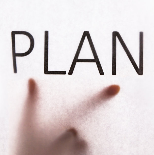 模糊剪影手指向计划字在虚拟屏幕上。图片下载