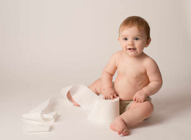 带厕纸的婴儿图片下载