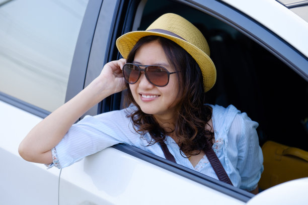 女人在车里图片下载