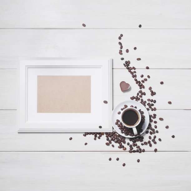 木制背景，白色框架和咖啡图片下载