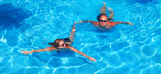 情侣在泳池游泳图片下载