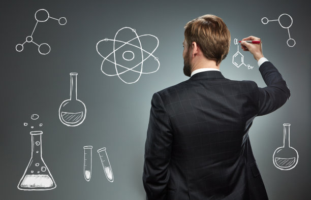 一个穿西装的男人。一组带有信息图表元素的照片。图片下载