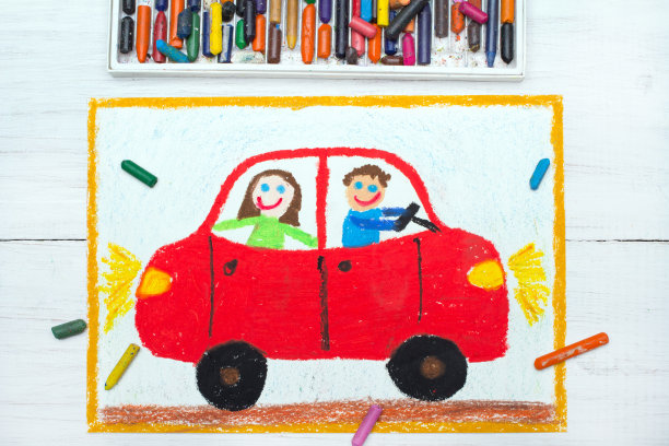 彩绘:红色轿车里一对幸福的夫妇图片下载