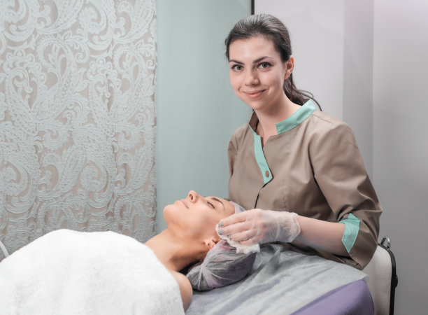 美容院美容师和客户在美容院做面膜图片下载