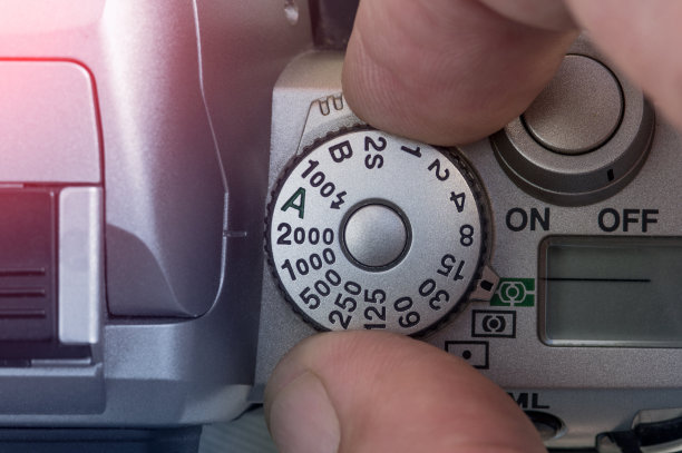 手动调节相机曝光控制。摄影的概念。图片下载