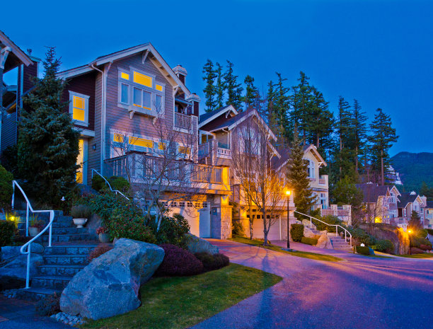 房子在黄昏。图片下载