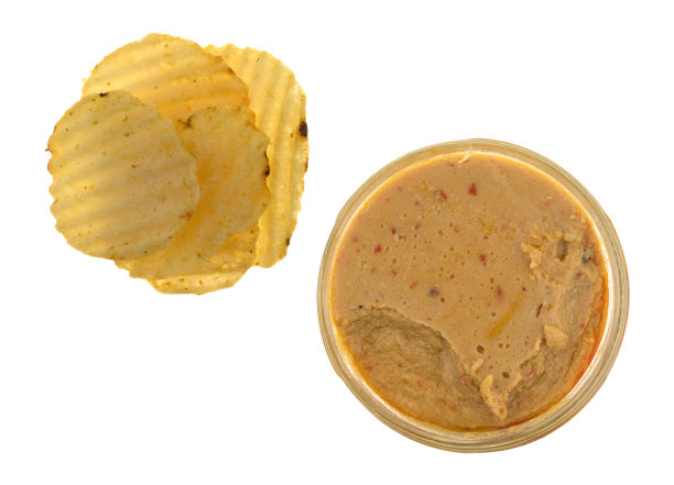 开罐的鹰嘴豆泥蘸土豆片图片下载