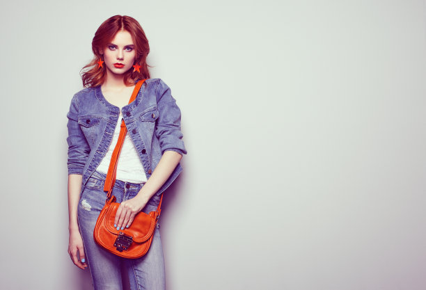 时尚肖像美丽的年轻女子与手提包图片下载