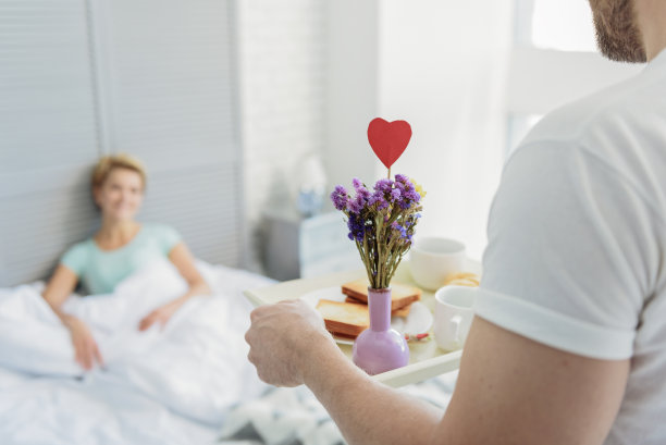 幸福的新婚夫妇享受蜜月图片下载