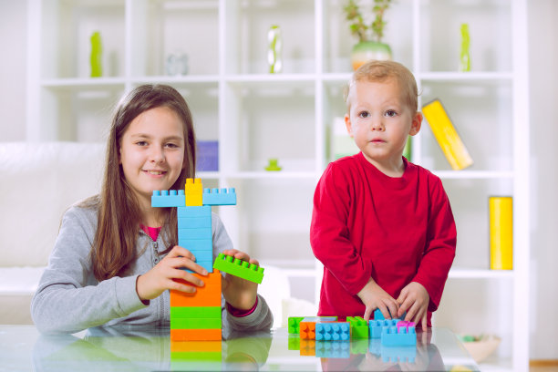 两个孩子在玩积木图片下载