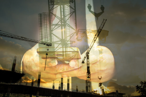 使用起重机和智能手机进行施工图片下载