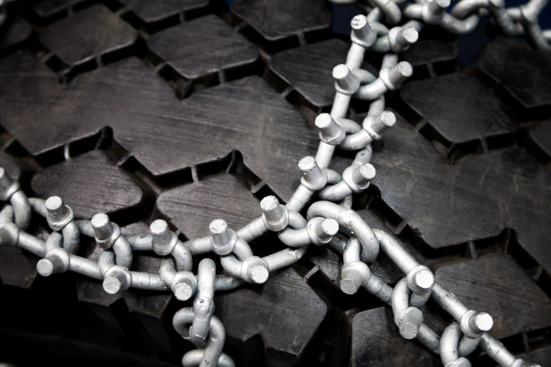 崭新的防滑轮胎链特写图片下载