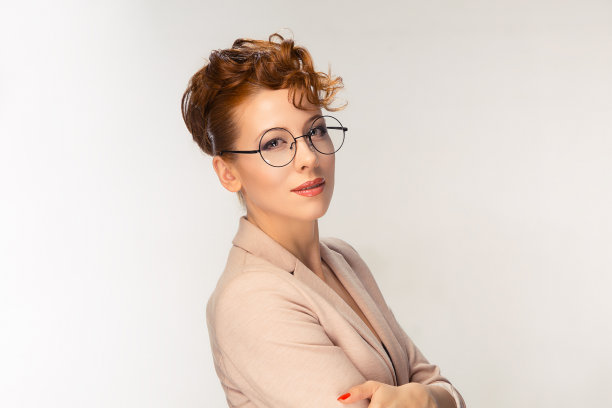 快乐认真年轻美丽快乐事业女人看着你孤立的黄色背景墙。特写自信的律师教师办公室经理。人类积极的情绪面部表情，态度图片下载