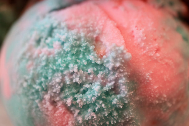 关闭粉彩粉和蓝色泡泡糖冰淇淋，背景与选择焦点图片下载