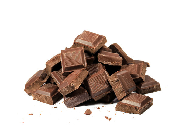白色背景上孤立的巧克力块堆图片下载