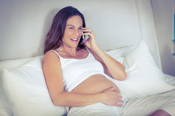 快乐的女人听着手机图片下载