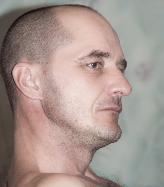 一个成年男性的肖像图片下载