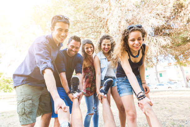 一群帮助他人崛起的朋友图片下载