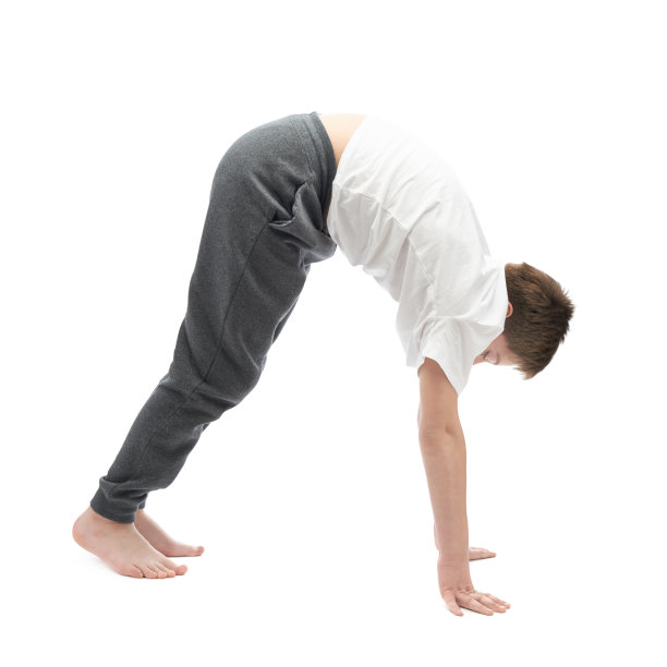 小男孩在做伸展运动或瑜伽图片下载